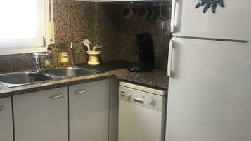 Een koelkast, een microgolfoven, een oven, een kookplaat