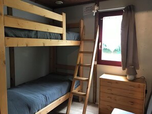 2 bedrooms, iron/ironing board, travel cot, free WiFi