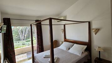 3 slaapkamers, een strijkplank/strijkijzer, gratis wifi, beddengoed