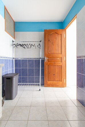 Baignoire, serviettes fournies, savon, papier toilette