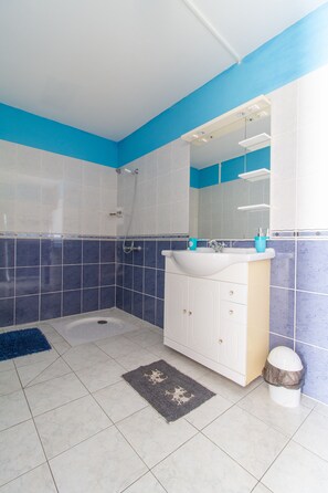 Tina, toallas, jabón, papel de baño 
