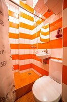 Apart Daire | Banyo | Duş, ücretsiz banyo/kozmetik ürünleri, saç kurutma makinesi, terlik