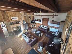 تلفزيون، مدفأة، مشغل دي في دي، تنس طاولة