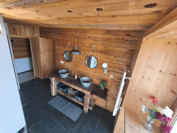 Interior - Gîte l'Authentique, 3 stars, pool container and 900m2 enclosed park (narbief)