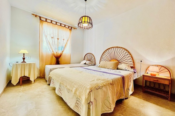 RDC: Chambre 1: 3 personnes.
1 grand-lit 2 personnes (1,50x2m )
1 lit: 1x2m