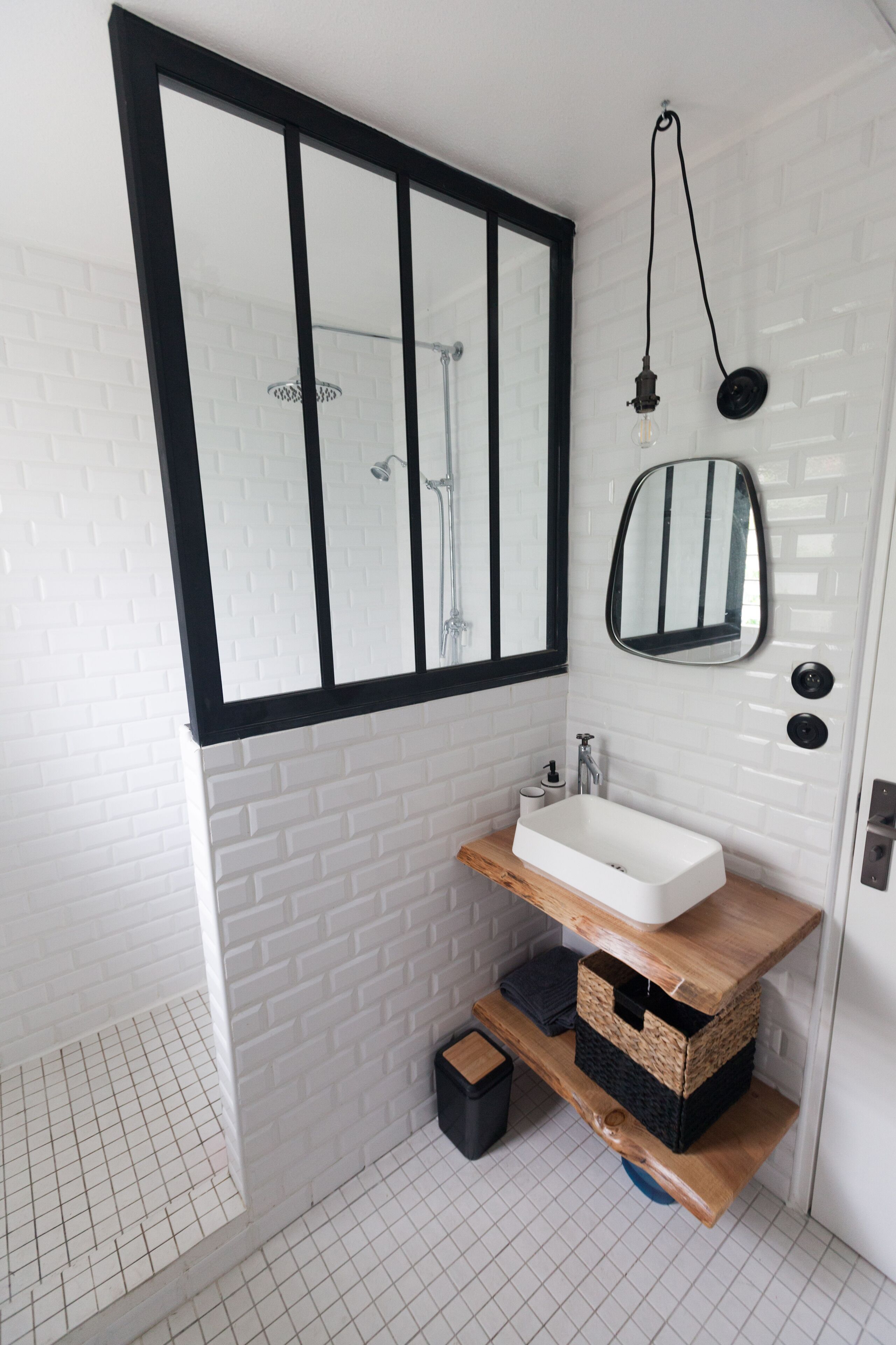 Een douche, een haardroger, handdoeken, toiletpapier