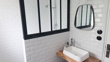 シャワー、ヘアドライヤー、タオル、トイレットペーパー