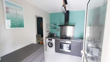 KjĂžleskap, mikrobĂžlgeovn, ovn og kokeplater