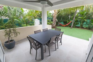 Outdoor dining - Banan'appart - the magnificent Hermitage T3 with fully renovated garden (L'Ermitage-Les-Bains)