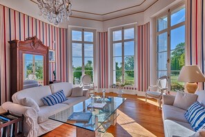 Smart-TV, peis, bøker og kontorer