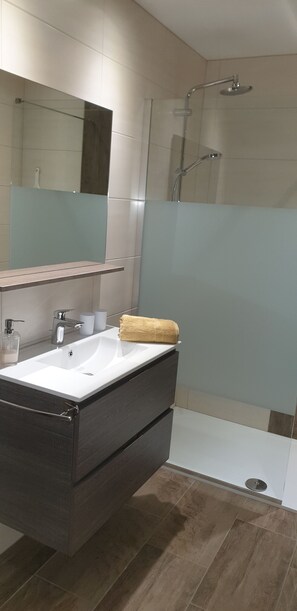 Dusche, Haartrockner, Handtücher, Seife