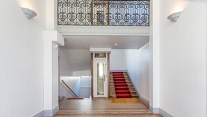 A staircase with a red carpet leading to a door. - Biarritz / Clemenceau / plage & centre ville (Biarritz)