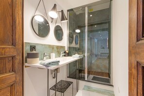 Dusche, Haartrockner, Handtücher, Toilettenpapier