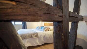 8 bedrooms, iron/ironing board, free WiFi, bed sheets