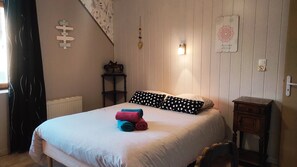 5 quartos, escrivaninha, ferros/tábuas de passar roupa, berço de viagem