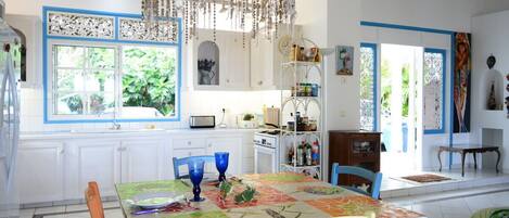 Køleskab, mikrobølgeovn, ovn, kogeplade