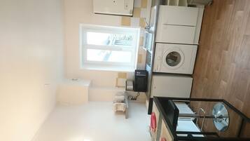 Réfrigérateur, micro-ondes, plaque de cuisson, cafetiÚre/bouilloire