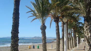 Plage à proximité, chaises longues