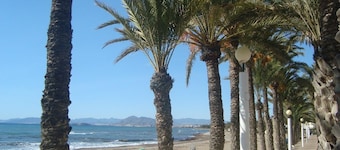 6/10 personer - Første etasje hage føtter 400m fra stranden i San Gines