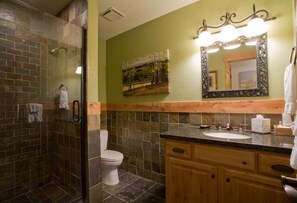 Baignoire, sèche-cheveux, serviettes fournies, papier toilette