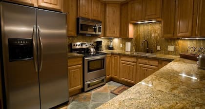 6bd / 6bth Penthouse! 2 kylpytynnyriä, biljardipöytä, mtn näkymät, hyvä sijainti!