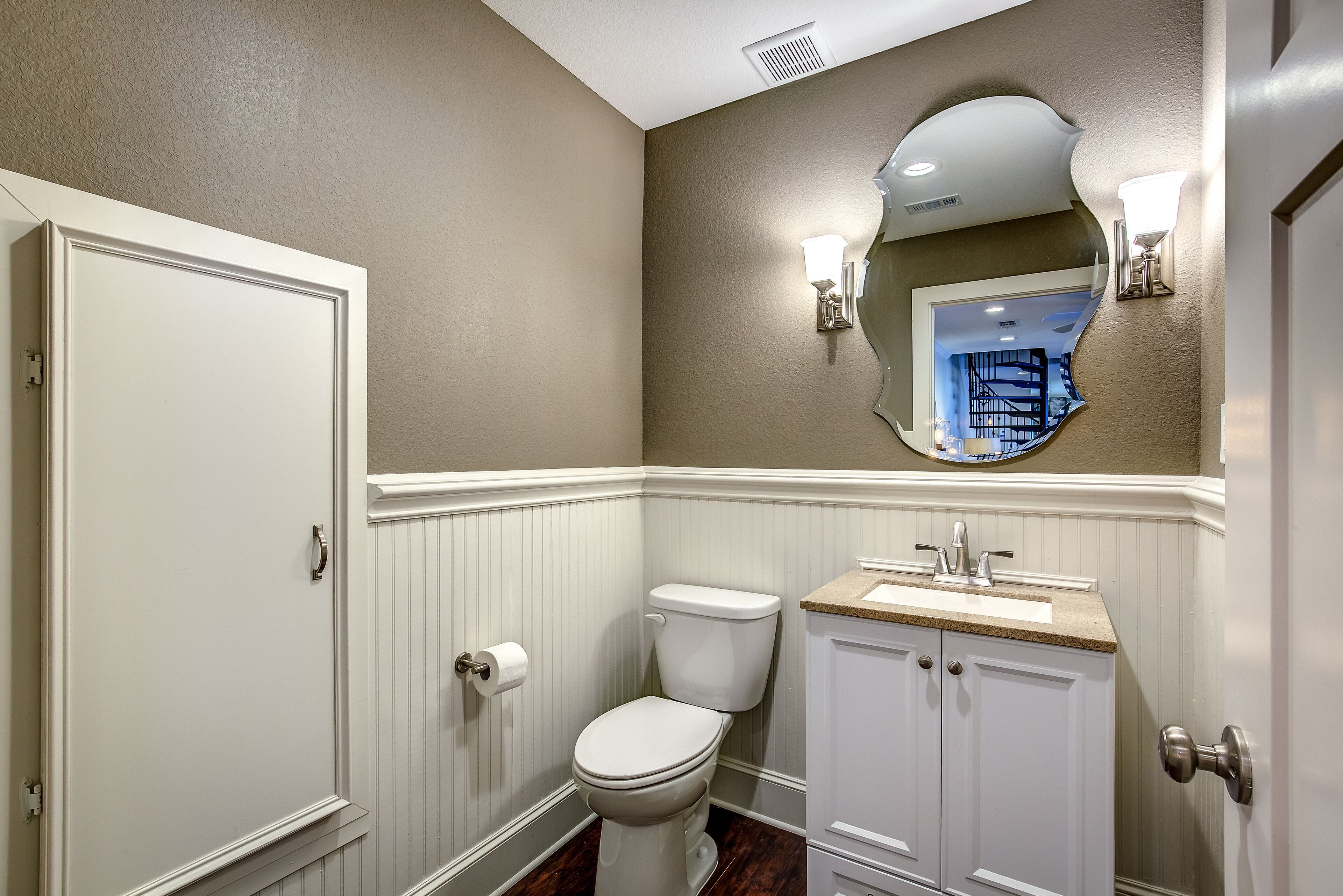 The Hangar Lodge-Unique Aircraft Hangar B&B