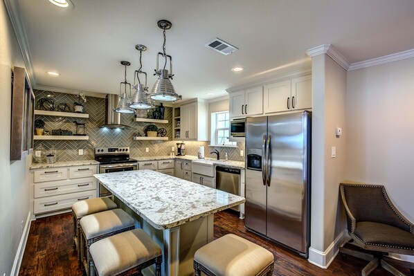 Réfrigérateur, micro-ondes, four, plaque de cuisson