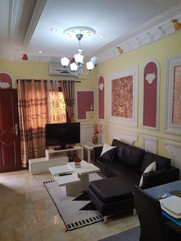 Fernseher, Kamin, Videothek