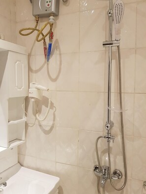 Douche, sèche-cheveux, bidet, serviettes fournies