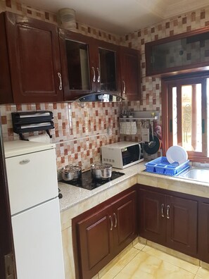 Kühlschrank, Mikrowelle, Ofen, Herdplatte