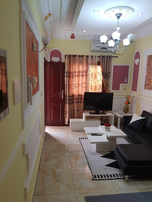 Fernseher, Kamin, Videothek