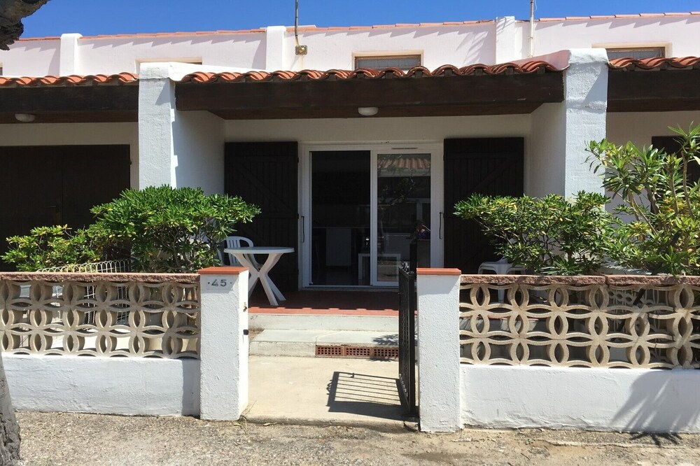 T2 with courtyard, 100m from the beach. Quiet area and close to shops (classified 3 *)