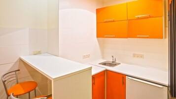 Apartment | Private kitchenette | Fridge, electric kettle, cookware/dishes/utensils