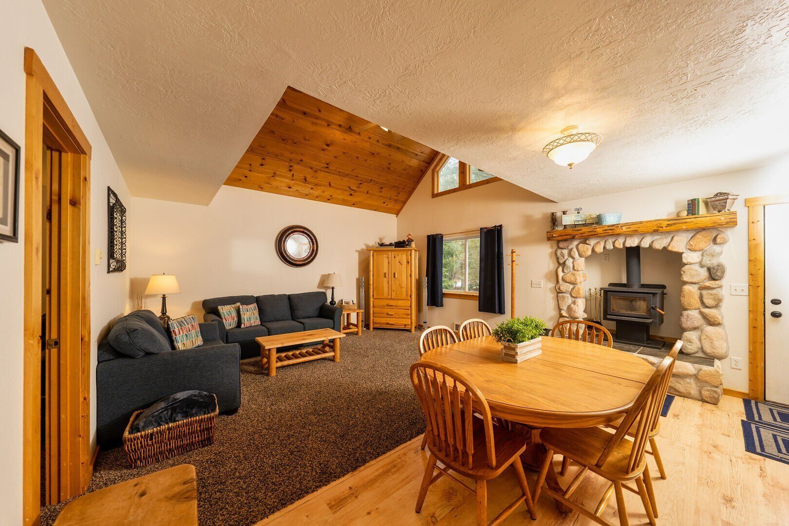 Wildwood Getaway ~ Just Steps from Lake Cascade