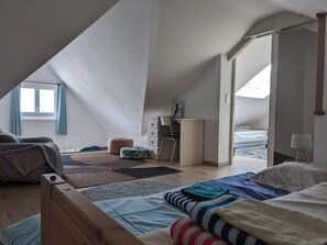 3 chambres, bureau, fer et planche à repasser, lit de bébé portatif