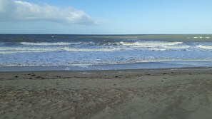 Nær stranden og solsenger