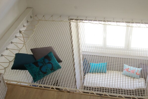 3 chambres, bureau, fer et planche à repasser, lit de bébé portatif