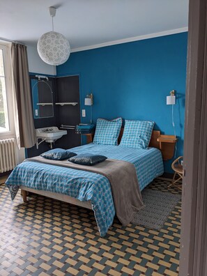 3 soverom, skrivebord, strykejern/-brett og reiseseng for barn