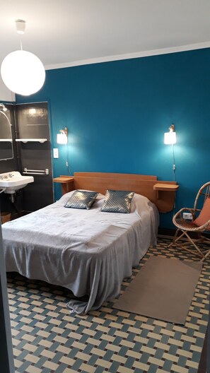 3 bedrooms, desk, iron/ironing board, travel cot