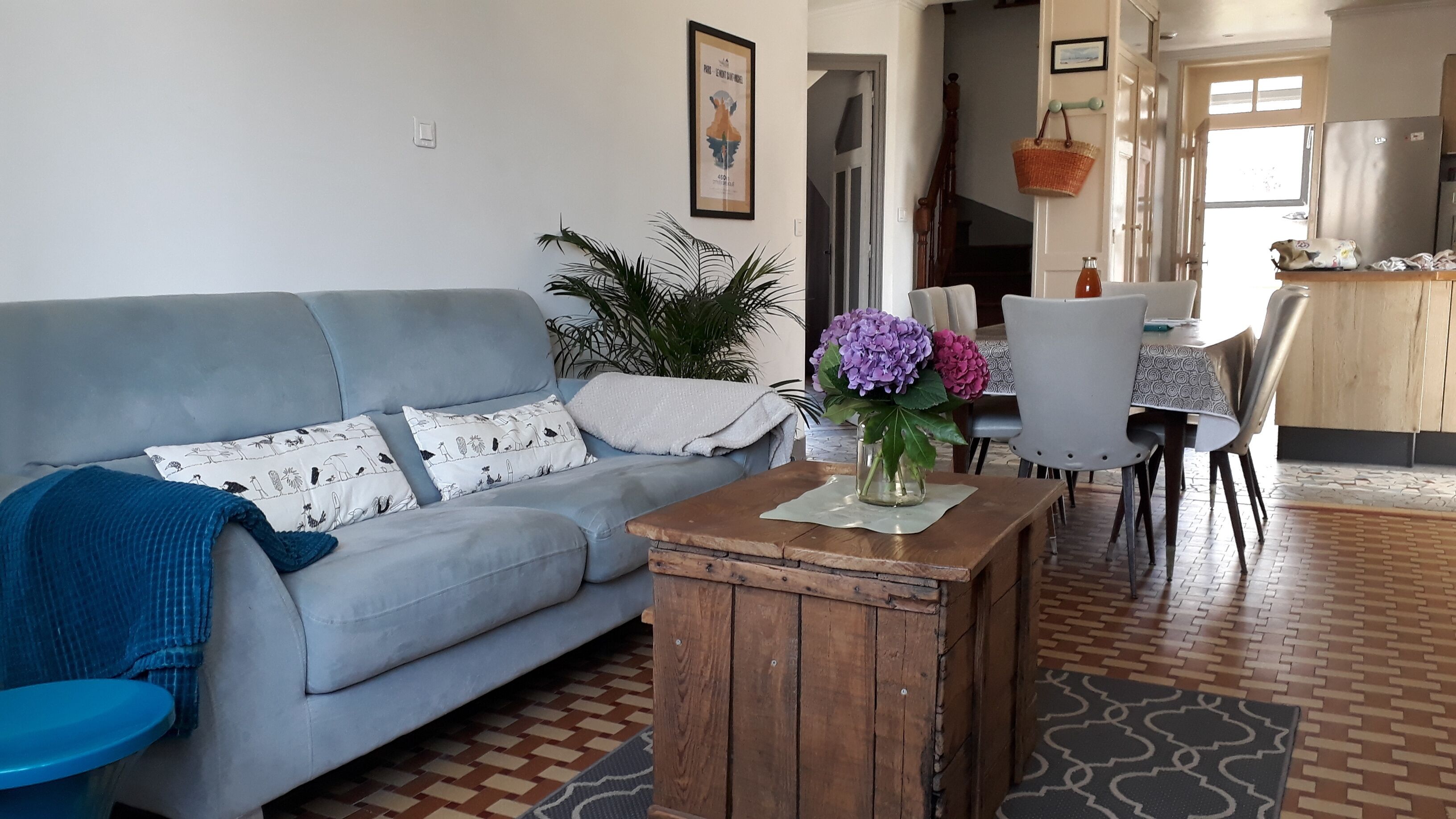 Jullouville, Villa 200m from the beach, close to shops. Comfort and relaxation!