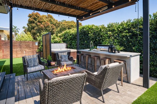 Stylish 3BR Dream HOUSE ❤️ Walk to Beach & Bay - BBQ+Fire Pit+Spa+Bikes+A/C