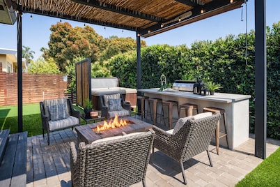 Stylish 3BR Dream HOUSE ❤️ Walk to Beach & Bay - BBQ+Fire Pit+Spa+Bikes+A/C