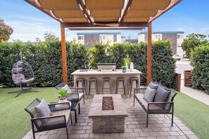 Outdoor dining - Stylish 3BR Dream HOUSE ❤️ Walk to Beach & Bay - BBQ+Fire Pit+Spa+Bikes+A/C (San Diego)