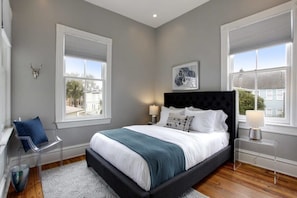 4 habitaciones, escritorio y tabla de planchar con plancha 