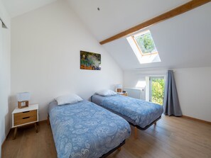 3 bedrooms, desk, iron/ironing board, travel cot