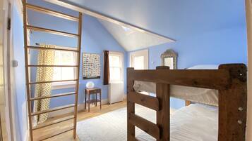 7 bedrooms, WiFi, bed sheets