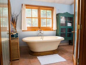 Combined shower/bathtub, towels