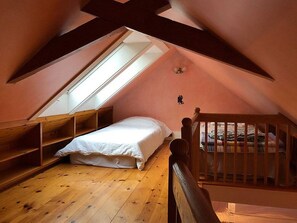7 bedrooms, WiFi, bed sheets - Beautiful Berkshire Farm House on 160+ Acres (Great Barrington)