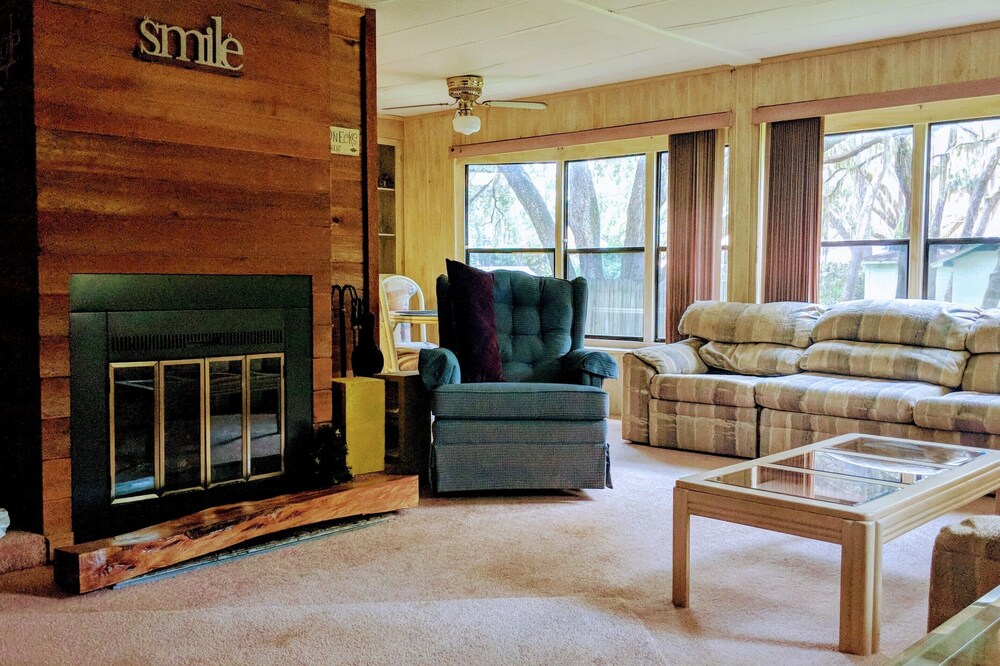Lake Kerr Canal Front Home with Fireplace in the Heart of Ocala National Forest