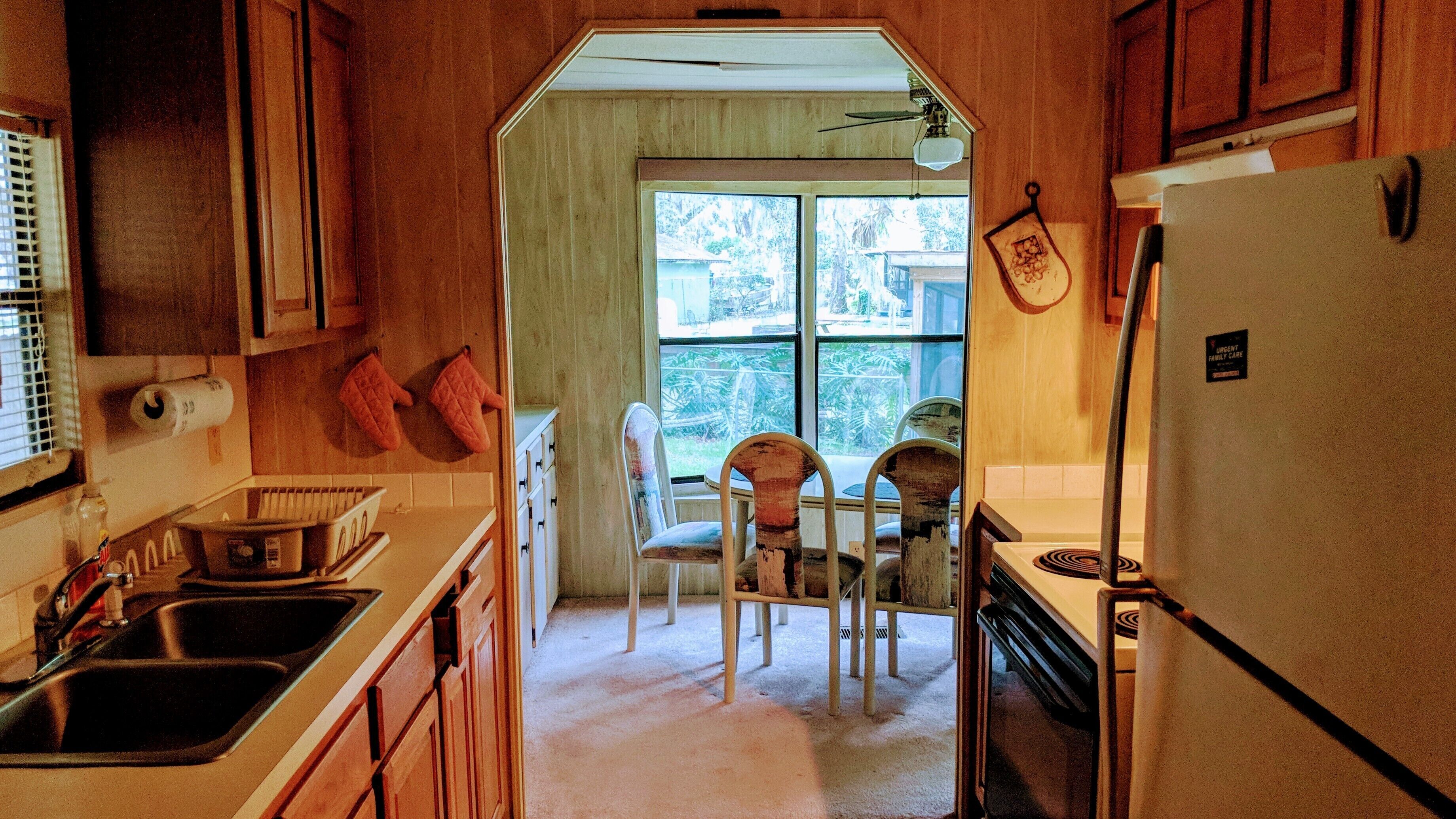 Lake Kerr Canal Front Home with Fireplace in the Heart of Ocala National Forest